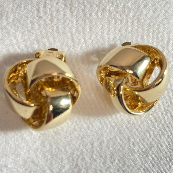 Stud Earrings Gold Tone Knotted Clip Ons - Picture 1 of 9